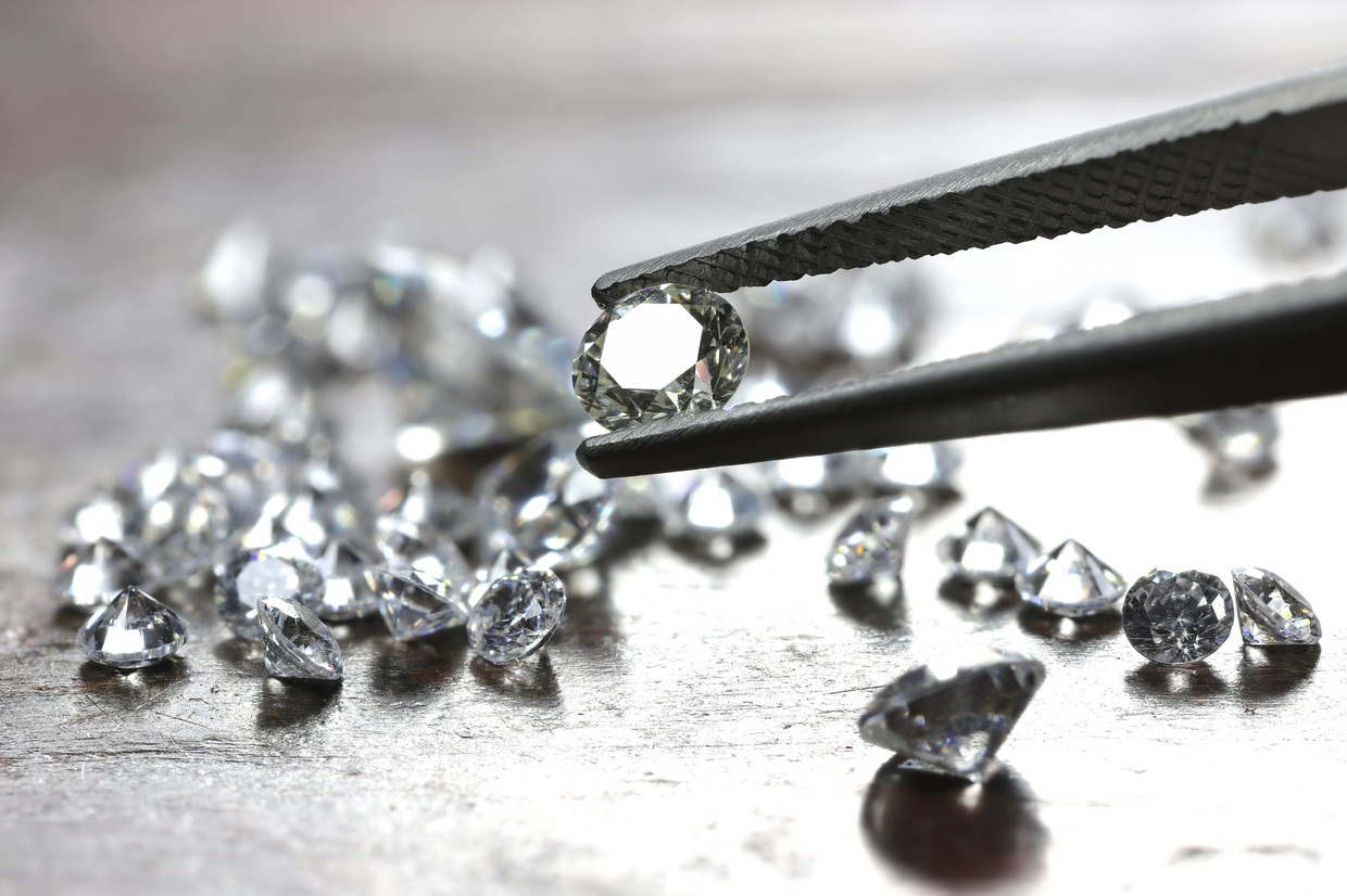 Brilliant,Cut,Diamond,Held,By,Tweezers